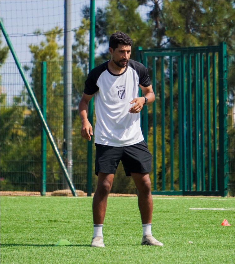 Coach Golden Max Academy pendant une séance au terrain