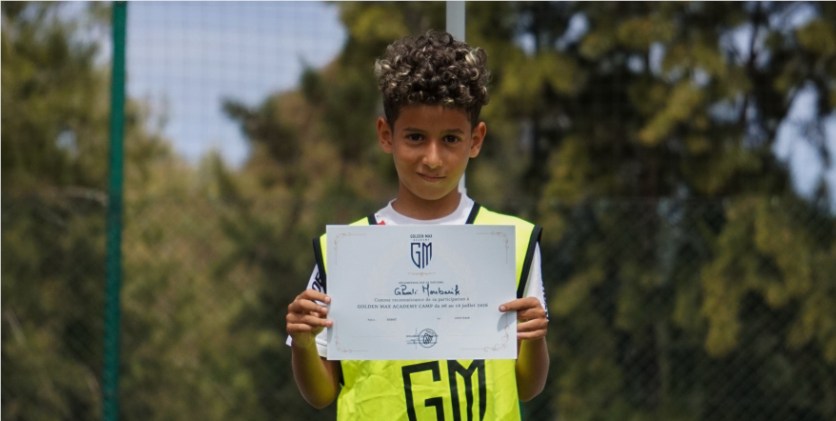 Jeune joueur Golden Max Academy avec son certificat